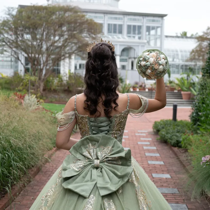 Quinceanera portrait with bouquet in Henrico VA